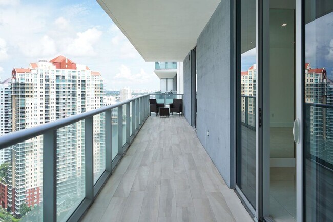Foto del edificio - 1300 Brickell Bay Dr