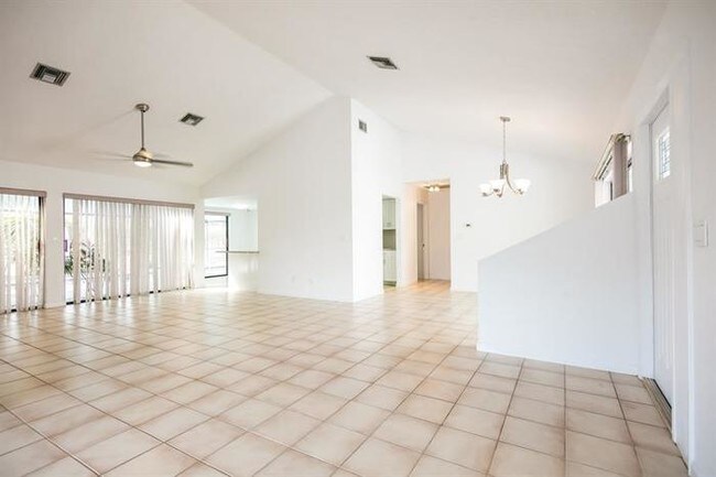 Foto del edificio - 322 SE 32nd St, Cape Coral, FL, 33904