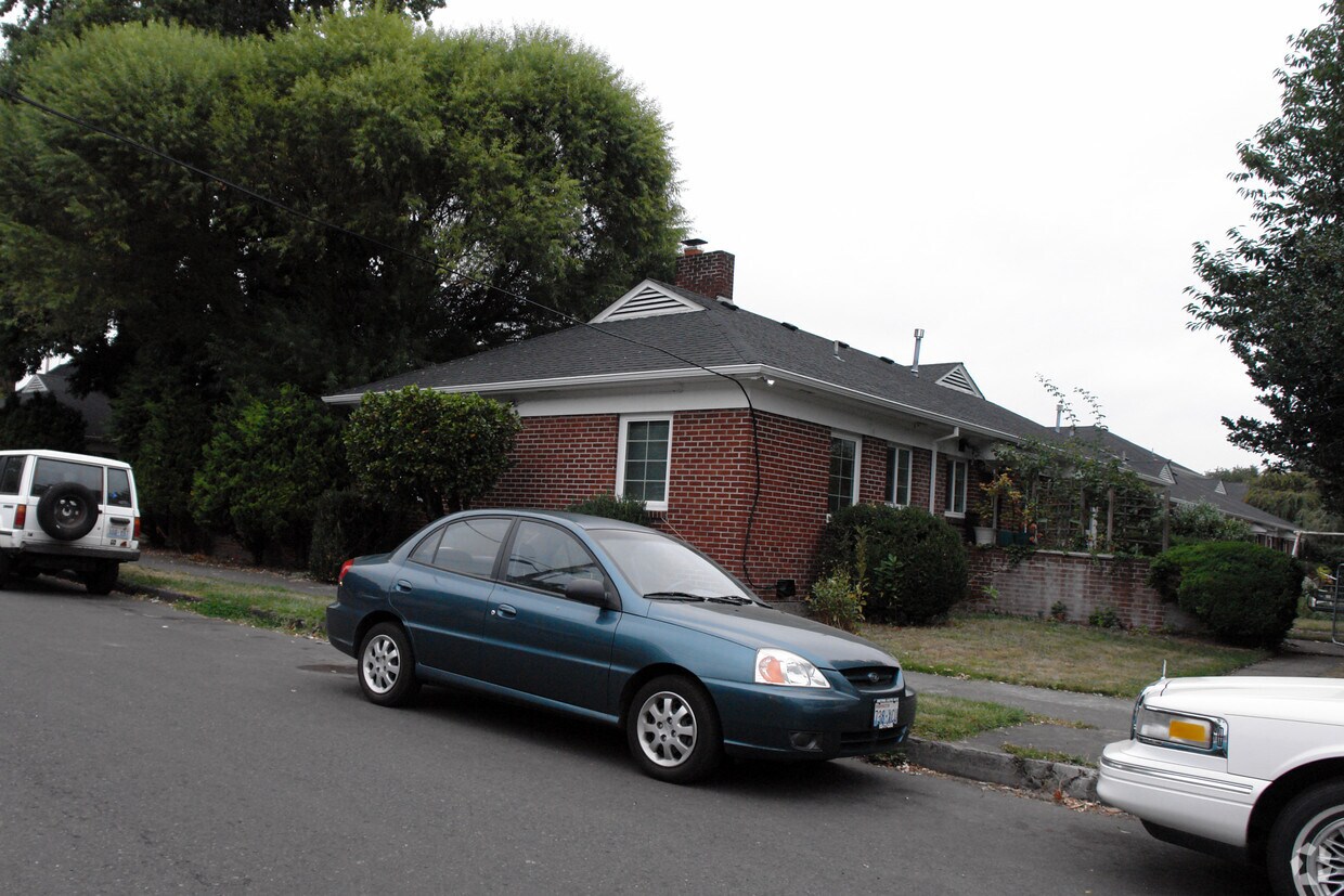 Building Photo - 4140 SE 37th Ave