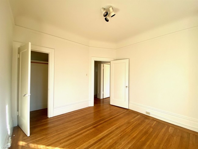Building Photo - 1 br, 1 bath Flat - 2840 Octavia St