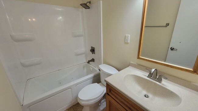 Foto del edificio - Charming 3 Bedroom Home With Partially Fin...