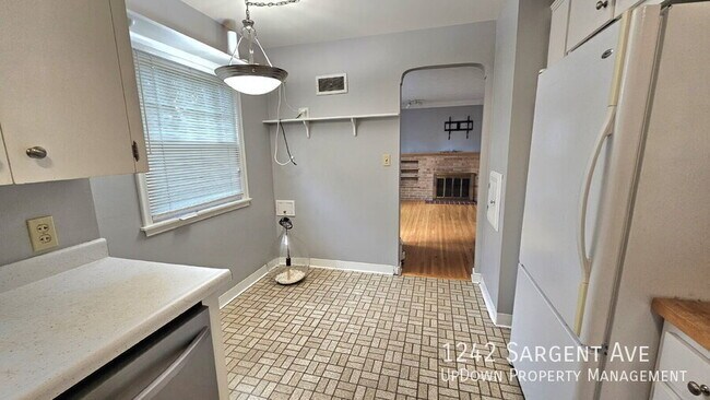 Foto del edificio - 1242 Sargent Ave
