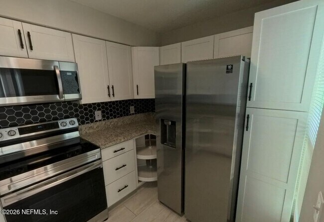 Foto del edificio - 8319 Daisy Ln S