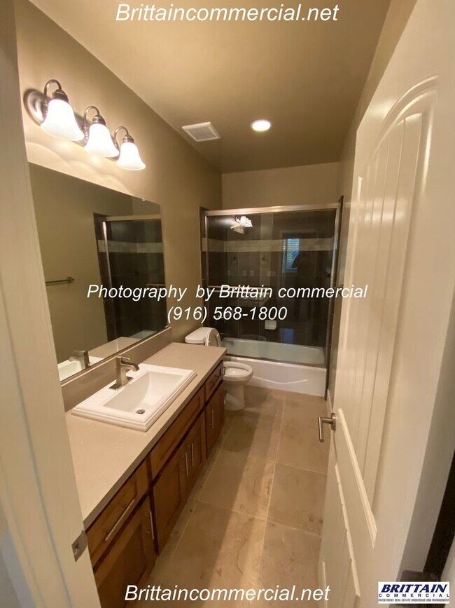 Building Photo - Stunning 3 Bedroom, 2.5 Bath Single Family Home, Gated Community, Beautiful Inside & Out!