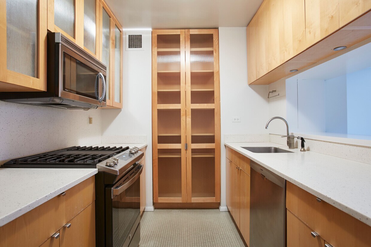 Building Photo - 40 E 94th St