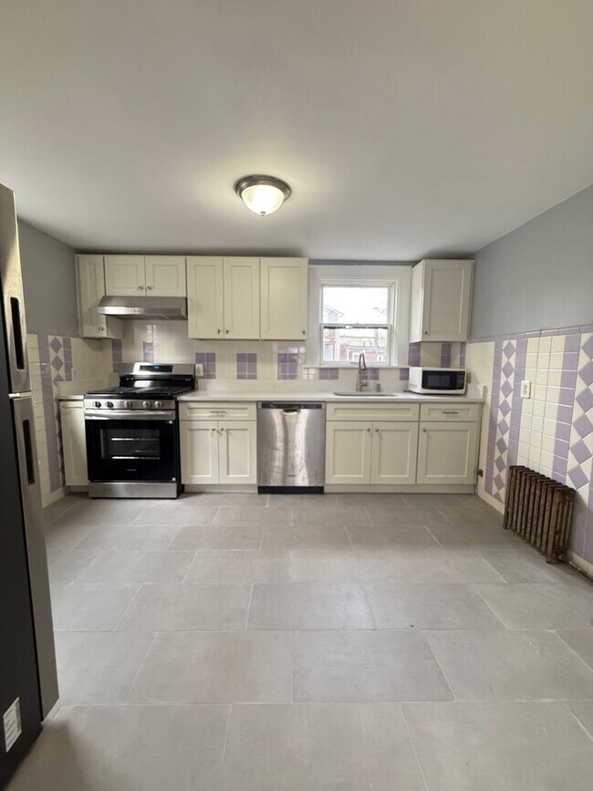 Foto del edificio - 4 Bed/ 2 Bath Available February 1st!! (Allston) 2 Floors!!