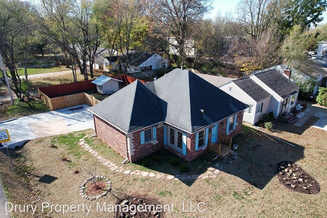 Building Photo - 2 br, 1 bath House - 830 E. Sunshine Street