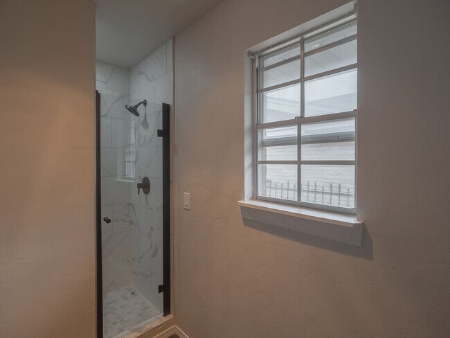Foto del edificio - FOR RENT or RENT TO OWN…LARGE newly remode...