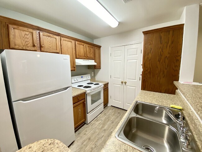 Foto del edificio - First Floor, One Bedroom Condo at the Reserve at Woodbridge.