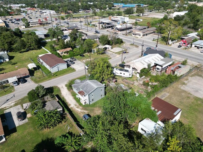 Building Photo - 105 Clear Lake Rd