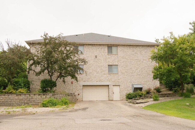 Foto del edificio - Beautiful 1 Bedroom in with Underground Heated Garage!