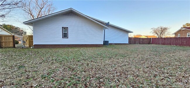 Building Photo - 208 Paddle Wheel Rd