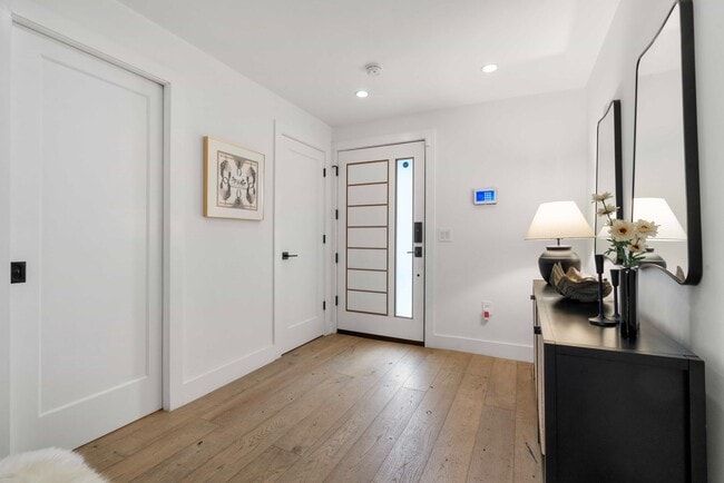 Building Photo - Updated and Modern 4 Bed + Office, 3.5 Bat...