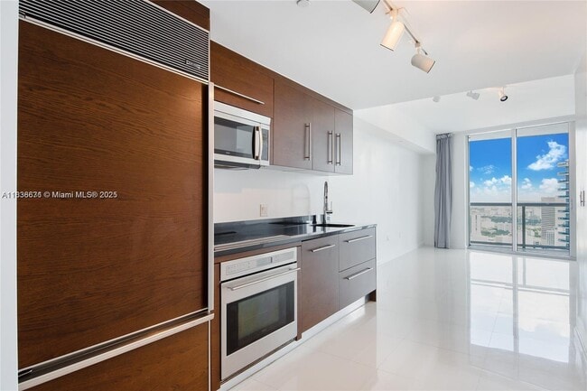 Building Photo - 465 Brickell Ave
