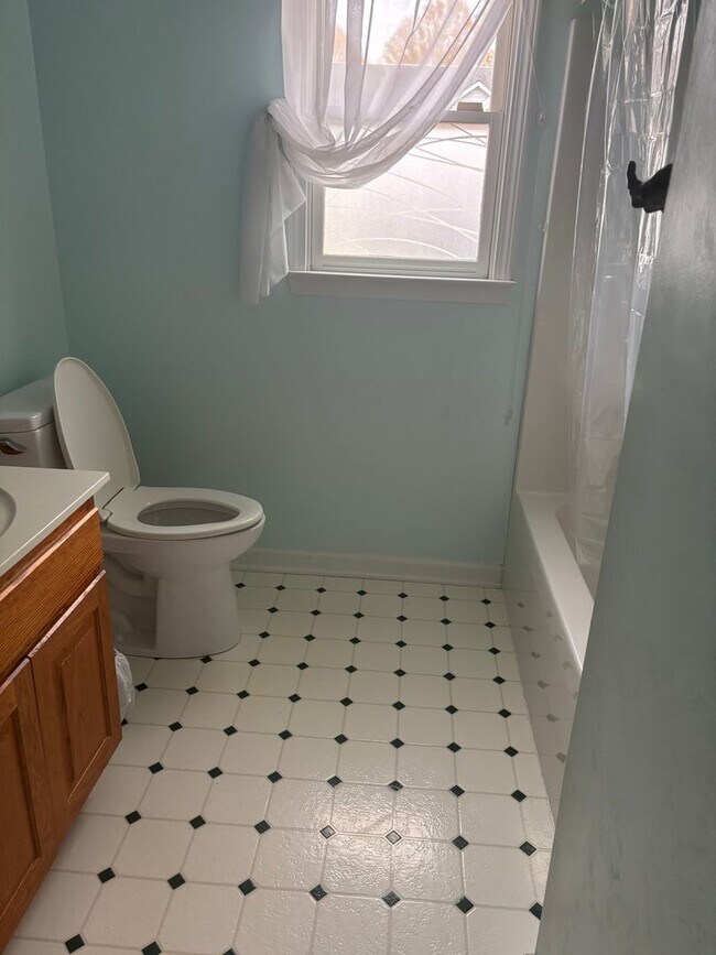 Building Photo - 2 Bedroom Salisbury Home