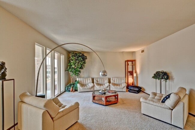 Building Photo - 10122 W Willow Creek Cir