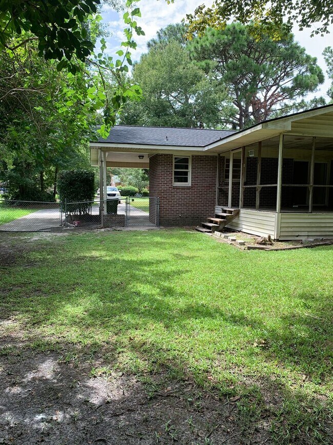 Foto del edificio - 3 Bedroom 1.5 Bath House on N. Wallace Ava...