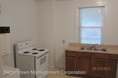 Building Photo - 3 br, 1 bath Apartment - 465 Park Place