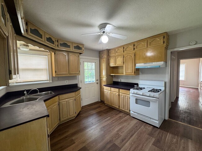 Building Photo - *2 Bedroom/ 1 Bathroom* Near Shopping and ...