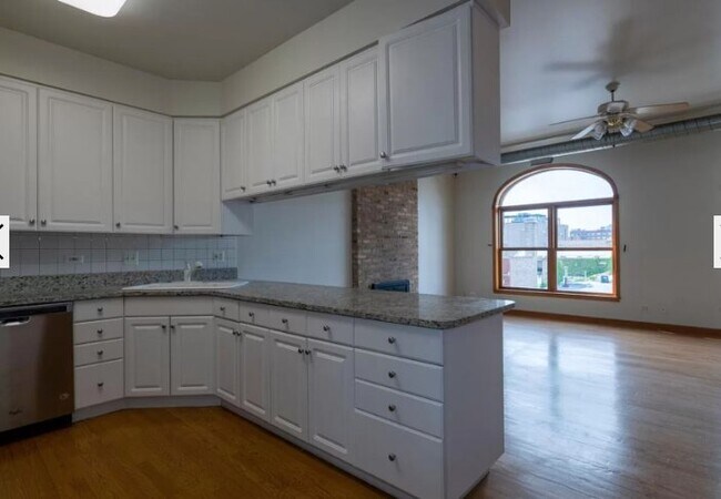 Foto del edificio - 1166 W Grand Ave