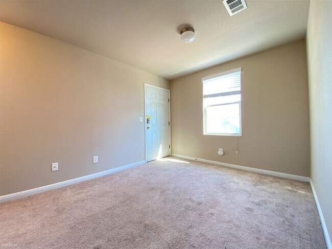 Building Photo - 1 br, 1 bath Townhome - 336 Perry St Garag...