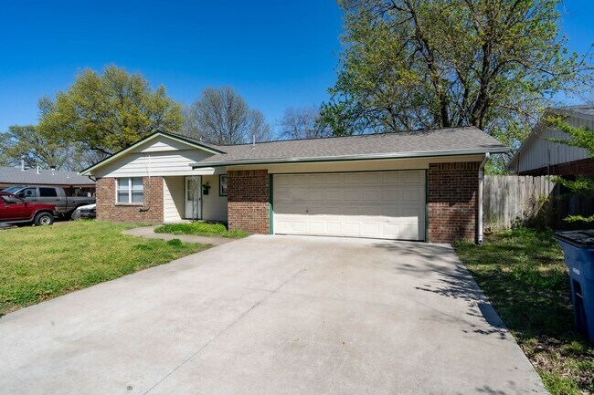 Foto del edificio - 3 Bed / 2 Bath in Central Tulsa!