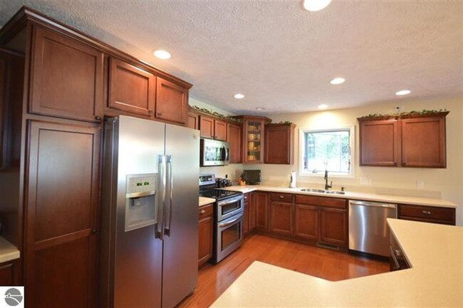 Building Photo - Beautiful Home in Suttons Bay Short Term o...