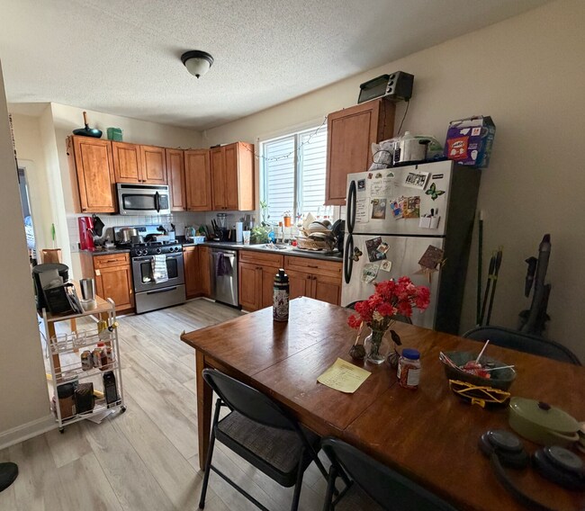 Foto del edificio - 9/1/26 No Fee! Tufts area 3BR near Green Line!