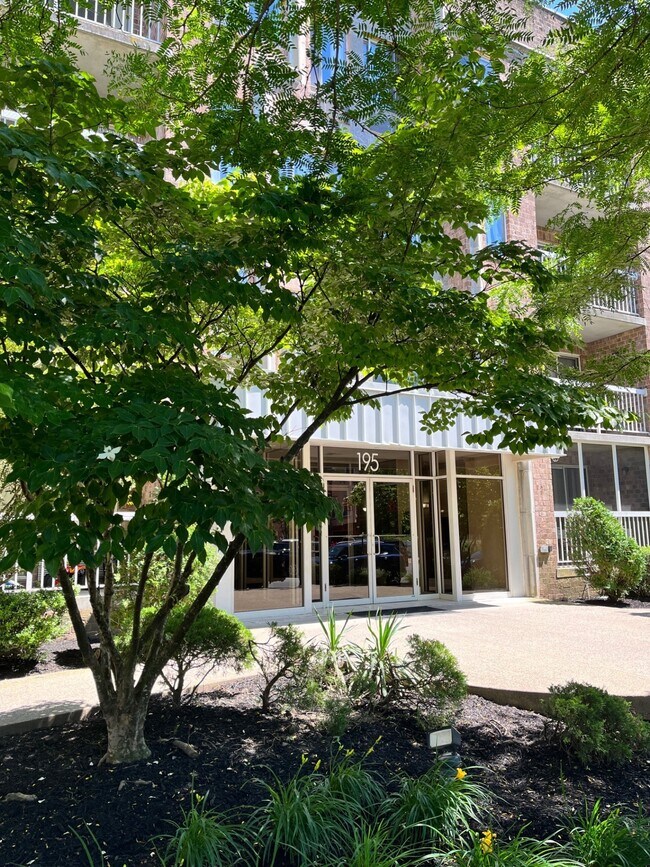 Foto del edificio - 195 Wellington Ct