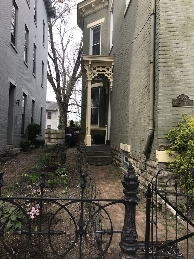 Building Photo - 1033 Russell St