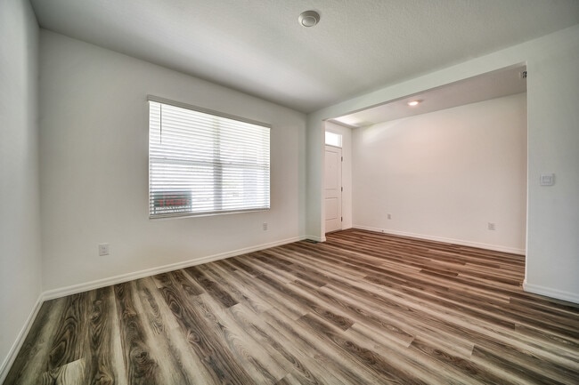 Foto del edificio - 10520 Farm Hill Ave
