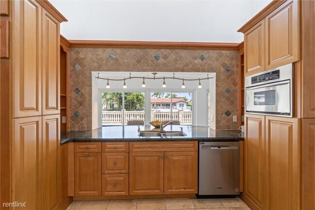 Building Photo - 4 br, 3.5 bath House - 11 Castle Harbor Is