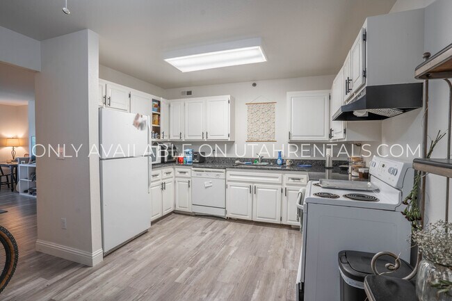 Building Photo - 760 N 800 E