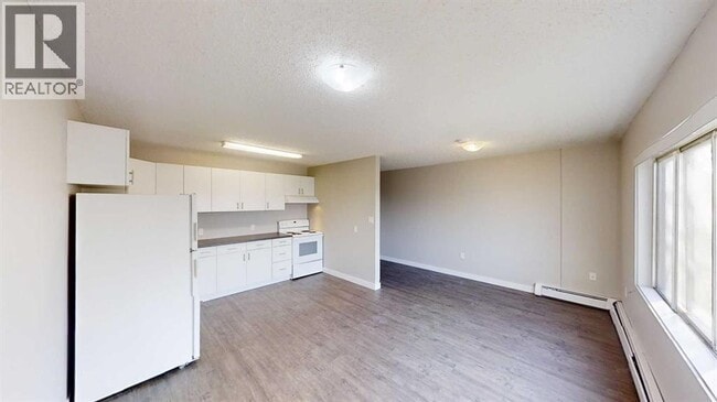 Building Photo - 9926-9105 105 Ave