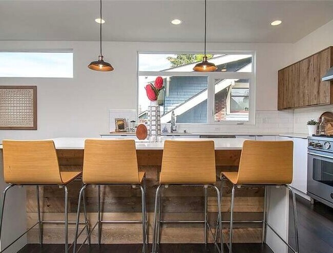 Foto del edificio - 4bd/4ba Townhouse in Queen Anne