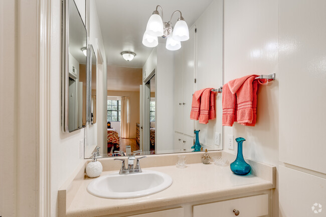 1BR, 1BA - 740SF - The Oaks of Pasadena- ALL INCLUSIVE 55+