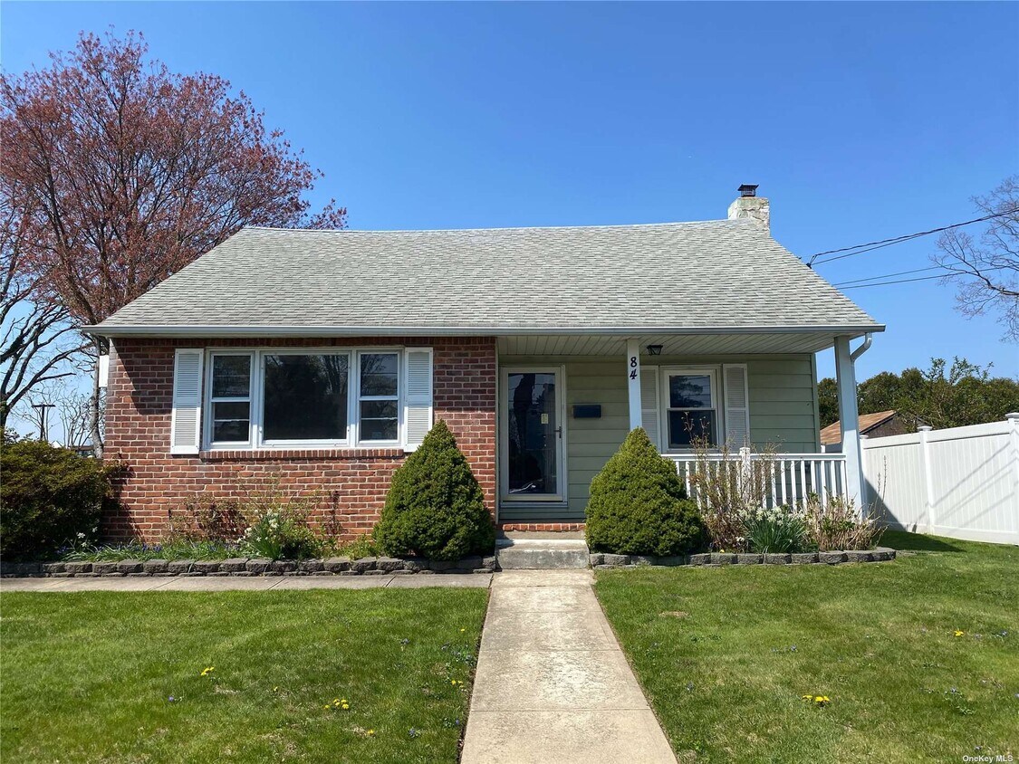 84 Anderson Ave, North Babylon, NY 11703 House Rental in North