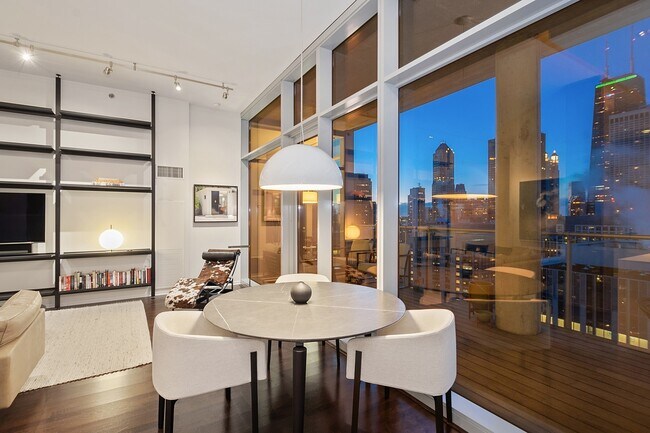 Foto del edificio - 600 N Fairbanks Ct