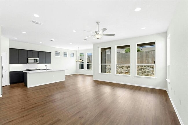 Foto del edificio - 320 Creek Dr