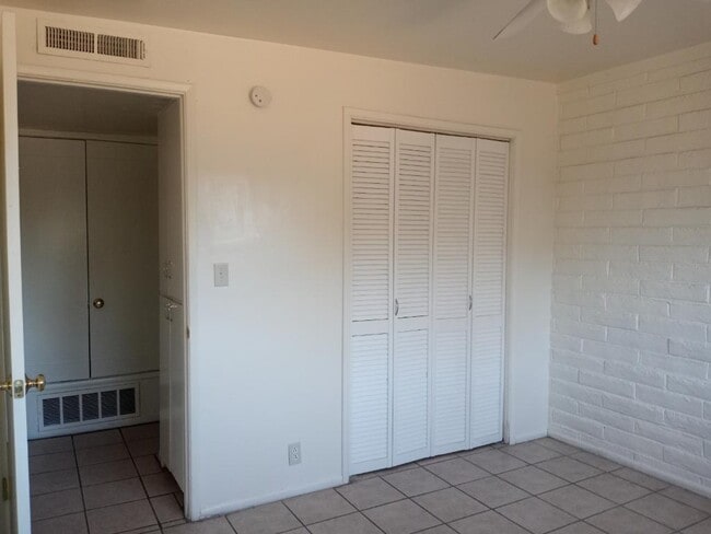 Large Living Room with Pantry - 727 W Lakeview Pl