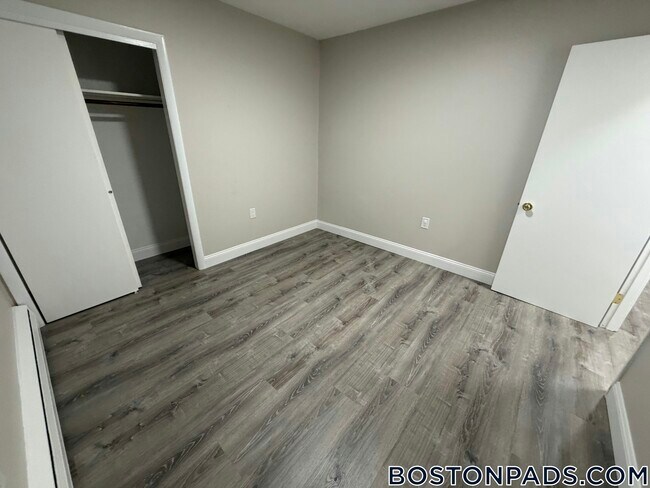 Building Photo - 18 Waugh St