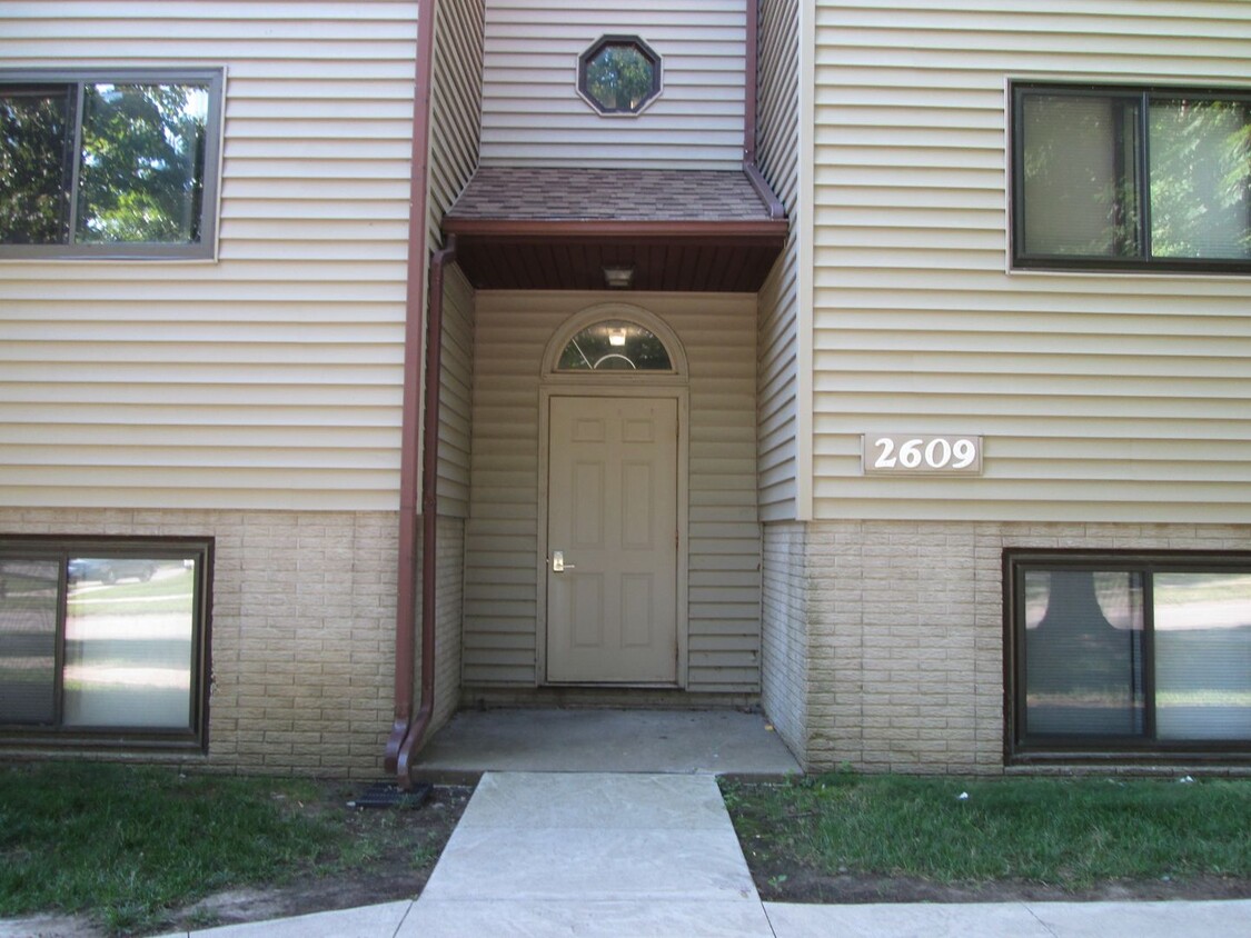 Foto principal - 1 bedroom, 1 bath condo on Iowa City's wes...