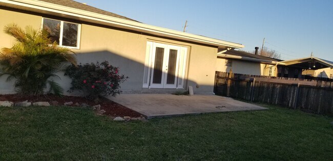 Foto del edificio - 1704 Elise Ave