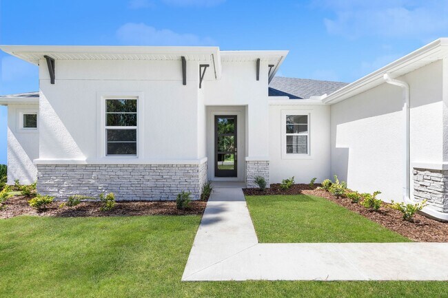 Foto del edificio - New 4-Bed + Bonus Room Home Near Burnt Store Boat Ramp!