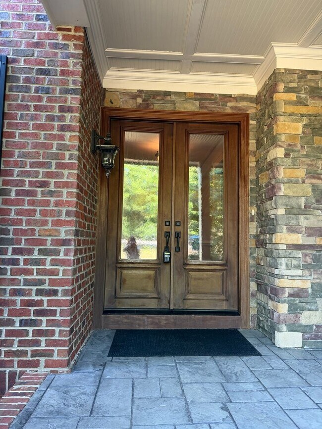 Foto del edificio - Luxury Living: 4 Bedroom home in Chapel Hill w/ spacious interior | 2 Year Lease Term