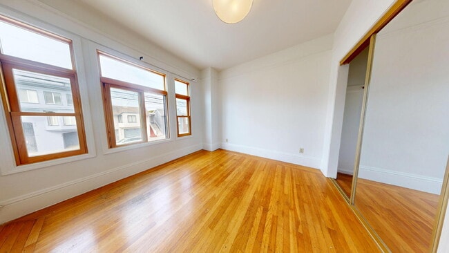 Building Photo - Outer Richmond | Spacious 3BR/2BA Flat