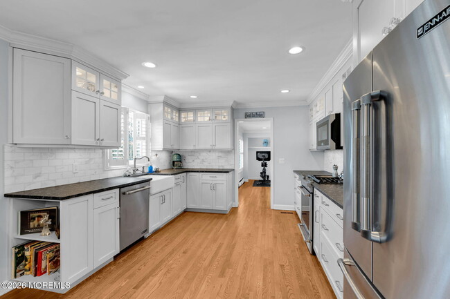 Building Photo - 506 6th Ave