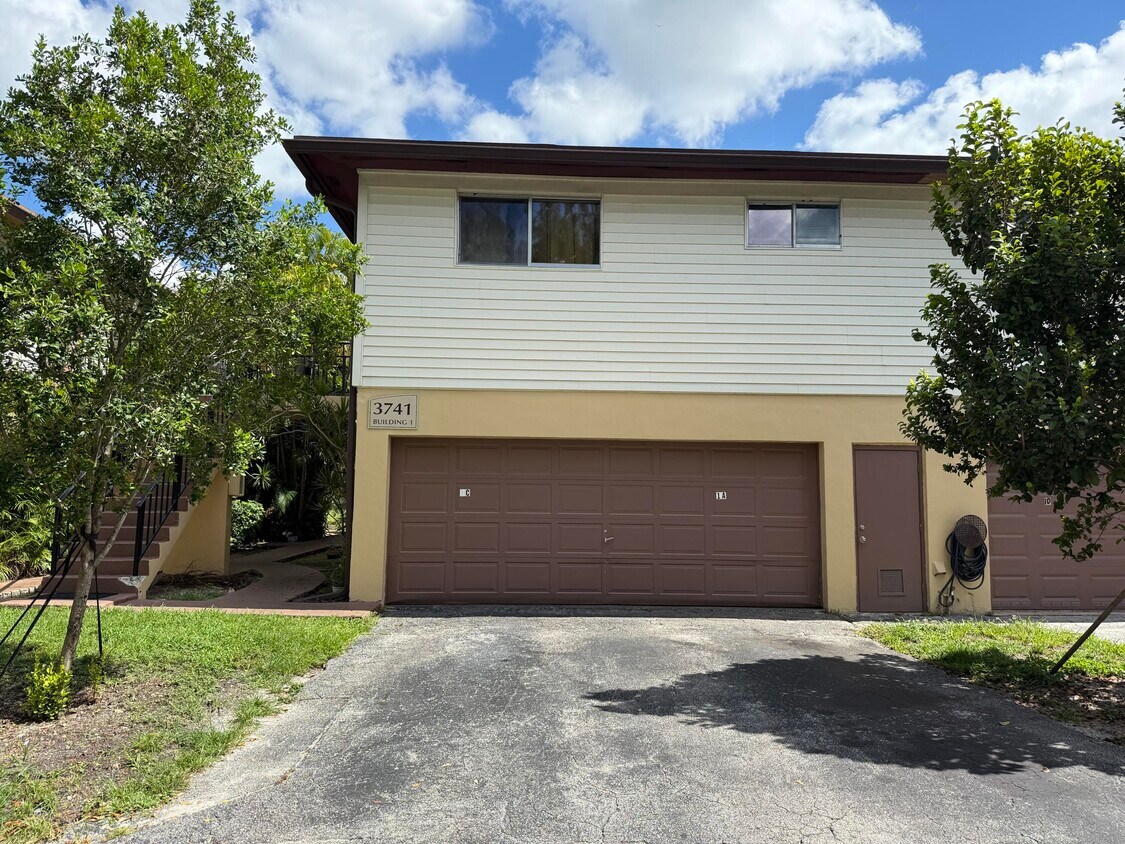 Foto principal - 3741 NW 84th Ave