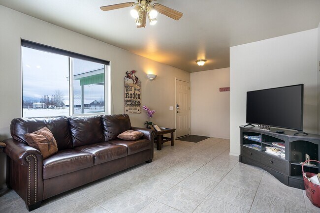 Foto del edificio - Fully furnished w/ internet and utilities included
