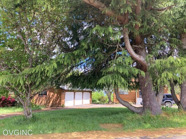 Building Photo - 4 br, 3 bath House - 5400 CRESTVIEW LOOP NE